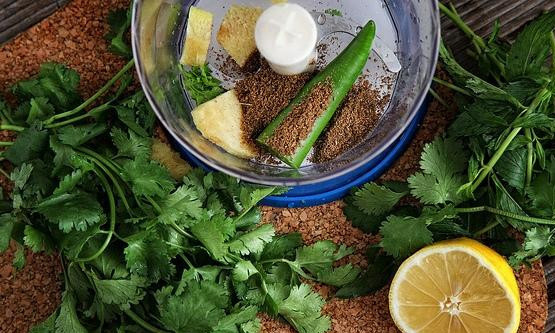 1. Этап. Зеленый суп с щавелем: Пока овощи варятся займемся вкусной заправкой. Для этого при помощи блендера размельчим и смешаем такие ингредиенты: кинзу, мяту, острый перец, имбирь, кориандр, лимонный сок, половину чайной ложки соли и немного воды.