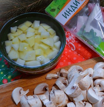 1. Этап. Индейка с грибами и картофелем: Грибы вымыть, обсушить, картофель и грибы нарезать. Картофель залить кипятком, оставить на 5 -7 минут.
