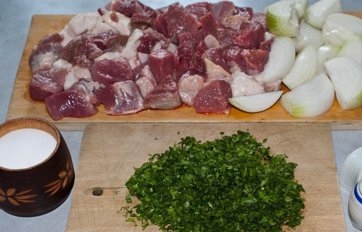 1. Этап. Фарш из говядины и свинины: Кубиками нарезаем мясо, лук, сало. Мелко рубим зелень.