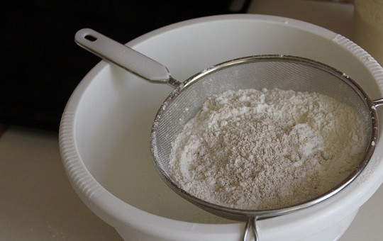 1. Этап. Лепешки на ряженке: 1. В глубокую мисочку просейте муку. В данный рецепт используется смесь из пшеничной и цельнозерновой. Можно также добавить ржаную муку, например. Добавьте соду и щепотку соли.