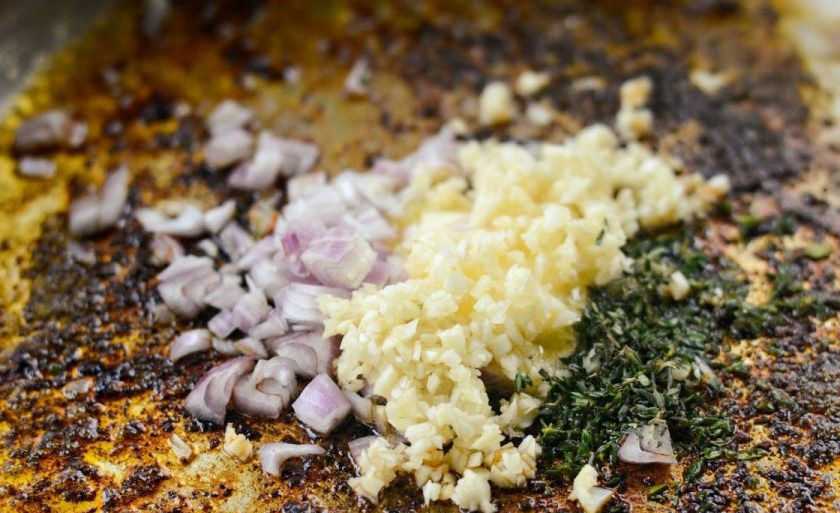 1. Этап. Курица в сливочно-лимонном соусе: 3. Затем грудку уберите, а вместо неё выложите мелко нарубленный лук, чеснок и тимьян. Обжарьте ингредиенты в течение нескольких минут до коричневого цвета.