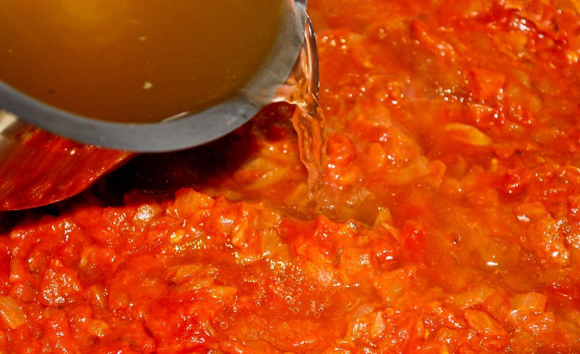 1. Этап. Флячки по-польски: Вливаем бульон из-под рубца, а также добавьте томаты, перец, специи.