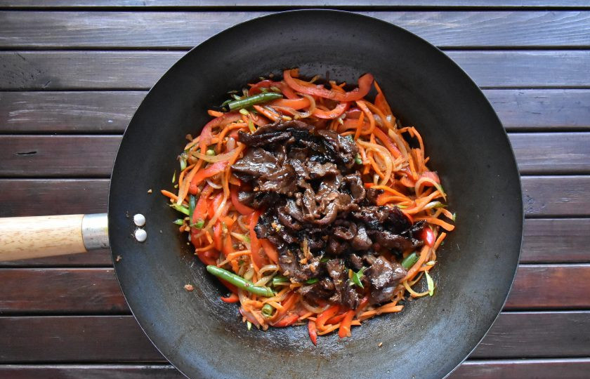 1. Этап. Удон с говядиной в устричном соусе: К готовым овощам добавьте ранее отложенные обжаренные кусочки говядины. Соленый вкус блюда отрегулируйте добавив пару ч. ложек соевого соуса.