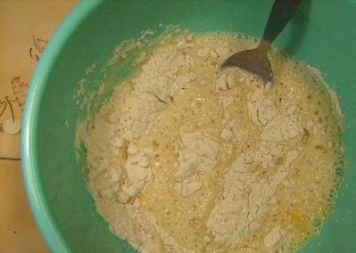 1. Этап. Оладьи на пиве: 1. Просейте муку, это необходимо, чтобы убрать из нее комочки и насытить кислородом. Смешайте муку с разрыхлителем и сахаром, смесь посолите. Разбейте и влейте в муку яйцо, перемешайте до тех пор, пока не исчезнут комочки. Влейте пиво. Тщательно перемешивайте тесто до образования однородной жидкости.