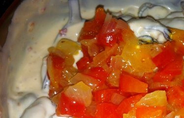 1. Этап. Жульен с мидиями и овощами: Затем потушенные овощи, солим и перчим по вкусу. Перемешаем.