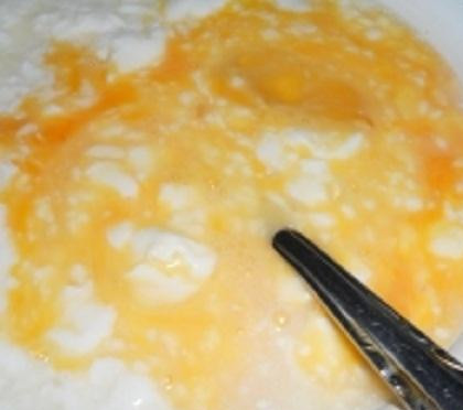 1. Этап. Бутерброды с домашним сыром: 1. Приготовим свой домашний сыр. Попробуйте, не пожалеете. Кислое молоко влить в отдельную посуду и вбить туда яйца. Хорошо перемешать.
