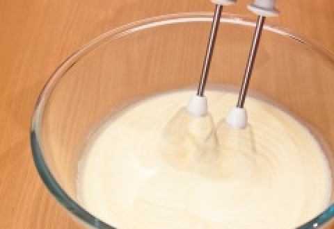 1. Этап. Торт На день влюбленных: Сначала взбейте сливки с сахаром. Затем добавьте Маскарпоне. Немного Маскарпоне можете оставить для украшения торта. Маскарпоне перемешайте со сливками, не взбивайте миксером.