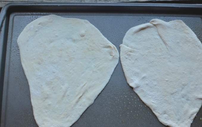 1. Этап. Пресная лепешка: Переложите лепешки на смазанный противень и смажьте сверху растопленным сливочным маслом.