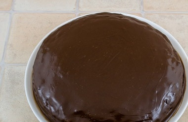 1. Этап. Австрийский торт Захер: Теперь промажьте торт глазурью. А потом оставьте его в холодильнике на ночь.