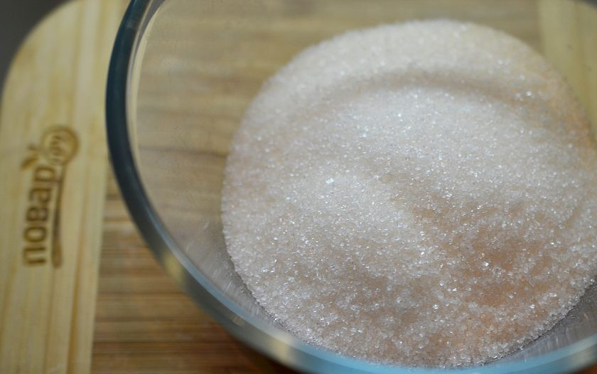 1. Этап. Постный шоколадный манник с миндалем: 1. Смешайте манную крупу с сахаром и ванилином.