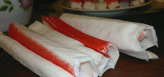 1. Этап. Крабовые палочки с сыром: 4. Крабовые палочки должны быть хорошо размороженными, чтобы их можно было аккуратно развернуть, не поломав.