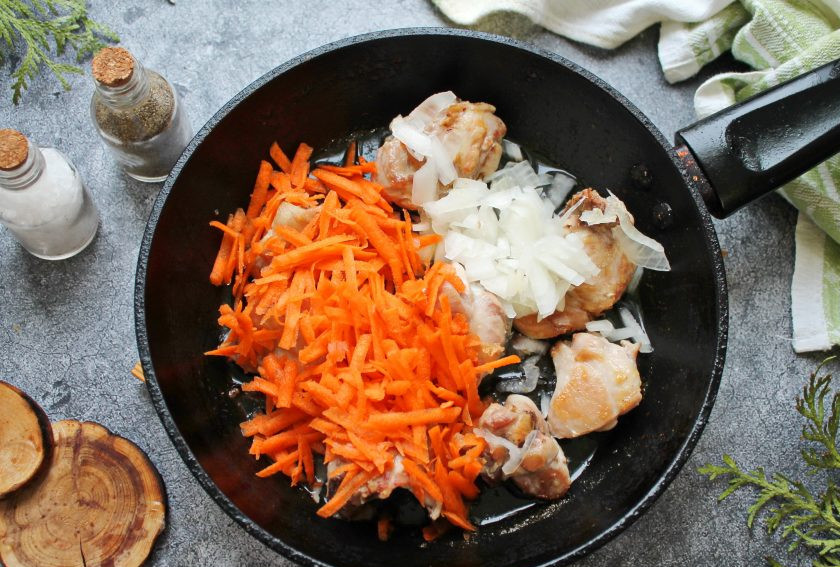 1. Этап. Сырный суп с курицей и болгарским перцем: Убавьте огонь до среднего, добавьте к курице нарезанный репчатый лук и натертую на крупной терке морковь. Обжаривайте в течение 5 минут, перемешивая.