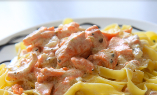 1. Этап. Паста с форелью в сливочном соусе: Сливаем с пасты воду и раскладываем макароны по тарелкам. Сверху поливаем сливочным соусом с красной рыбой. Приятного аппетита!