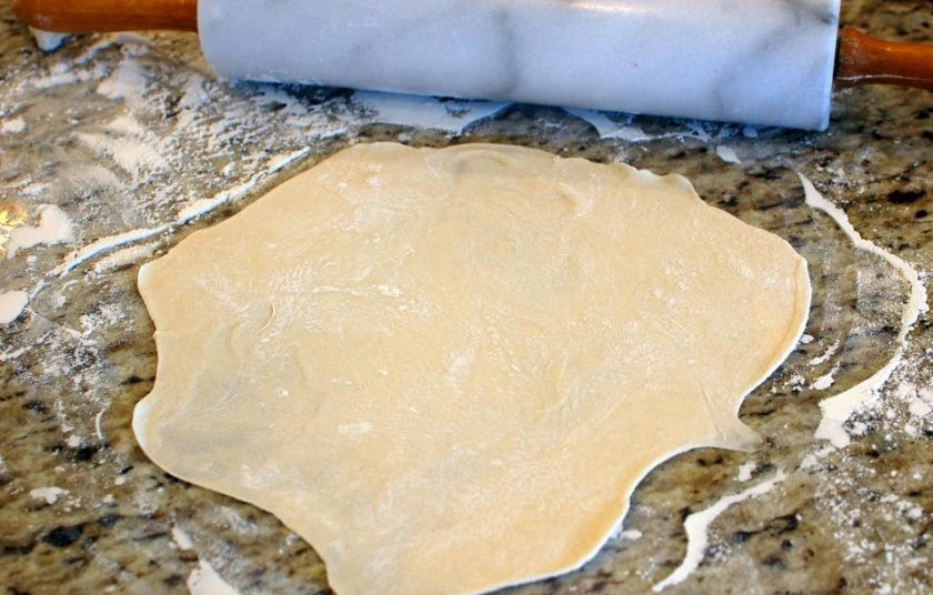 1. Этап. Лепешки на сковороде с зеленым луком: 5. Раскатайте каждую часть в тонкий круг.