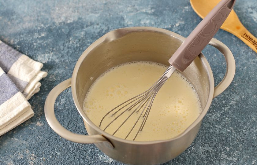 1. Этап. Налистники без муки: Перемешайте все до однородного состояния.