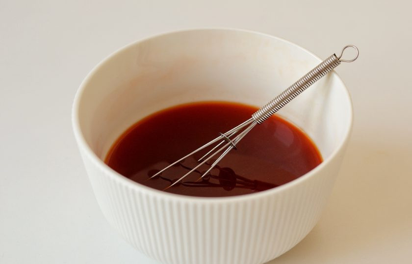 1. Этап. Веганская красная икра: Добавьте в воду от водорослей сок моркови и красный краситель до желаемого цвета.