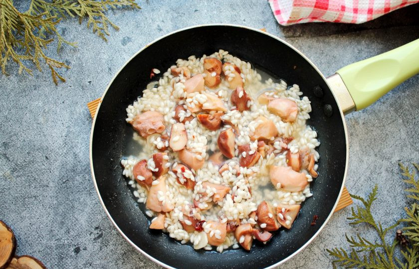 1. Этап. Ризотто с осьминогом: Небольшими порциями вливайте бульон после отваривания осьминога. Варите ризотто до готовности, мешая, на медленном огне. Консистенция должна стать кремовая, а рис должен быть внутри плотный.