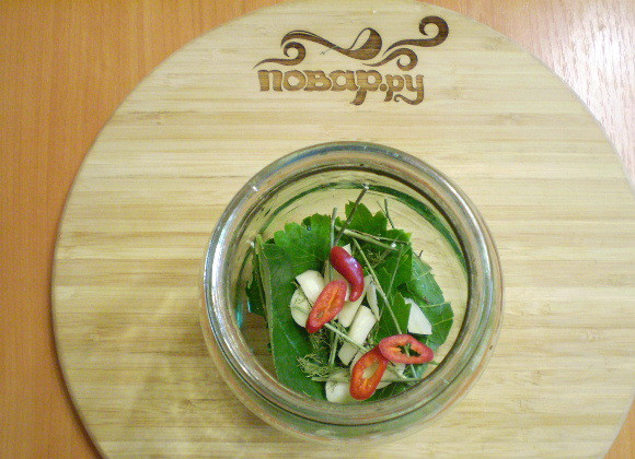 1. Этап. Острые маринованные огурчики на зиму: Наполните специями банки.