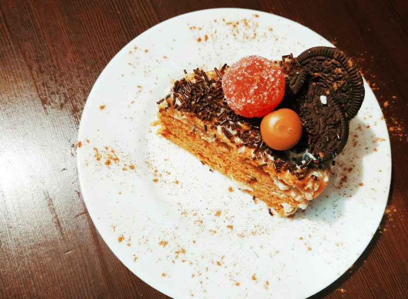 1. Этап. Торт Карамельная девочка: Перед подачей украсьте тортик шоколадной глазурью, печеньем и конфетами. Приятного чаепития!