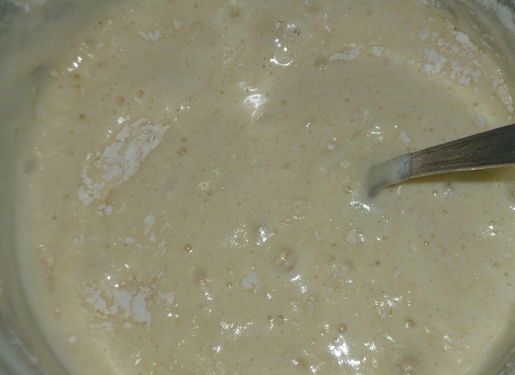 1. Этап. Торт Чародейка по ГОСТу: Затем к яйцам муку, ванилин (1 щепотка) и разрыхлитель. Перемешайте массу ложкой.