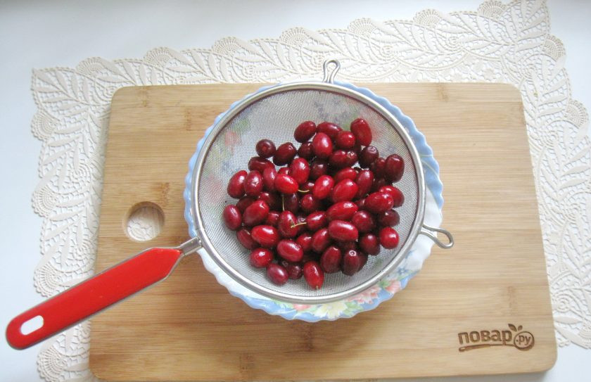 1. Этап. Морс из кизила: Кизил помойте, залейте кипятком и дайте постоять 5-6 минут. После выложите в сито.