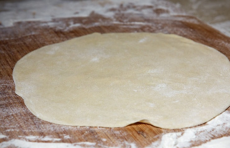 1. Этап. Заварное тесто для чебуреков с водкой: 8. Вот и весь секрет, как приготовить заварное тесто для чебуреков с водкой. Осталось только разделить его на 10-12 одинаковых частей, каждую из которых довольно нужно довольно тонко раскатать.