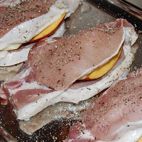 1. Этап. Свиная корейка с домашним кетчупом: Еще раз хорошенько натираем солью и перцем.