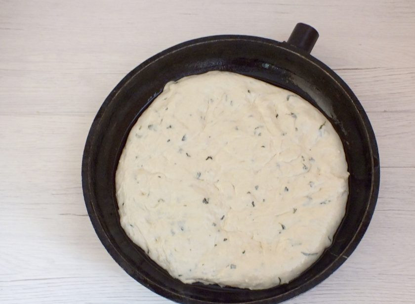 1. Этап. Фокачча в хлебопечке: Возьмите широкую форму или сковороду. Обильно смажьте руки растительным маслом. Выложите тесто из ведерка в форму. Руки обильно смажьте маслом и растяните тесто по форме.