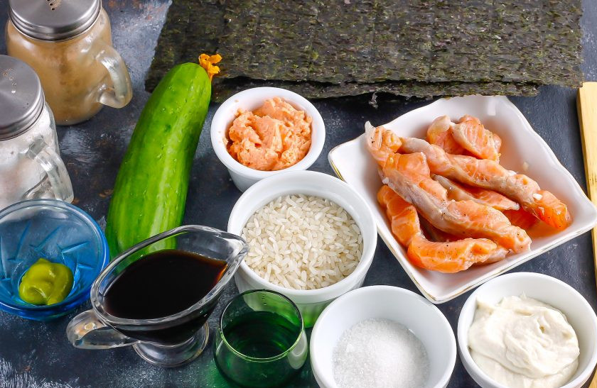 1. Этап. Спайси роллы: Подготовьте указанные ингредиенты. Слабосоленую семгу можно приобрести в магазине или супермаркете, а можно засолить и в домашних условиях.