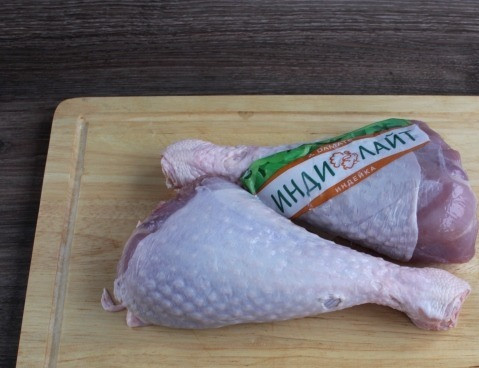 1. Этап. Голень индейки с яблоками: Голени индейки вымыть, обсушить бумажным полотенцем.