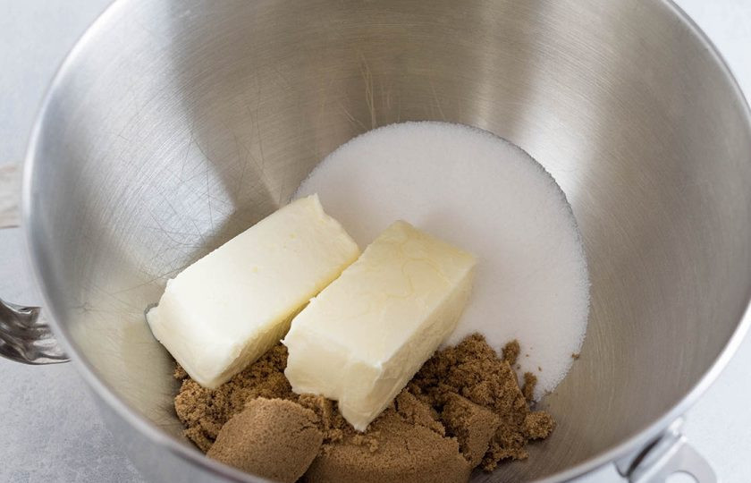 1. Этап. Песочное печенье с шоколадом и маршмеллоу: 3. Смешайте крошку, муку, соль, соду. В чаше миксера смешайте сливочное масло, сахар.