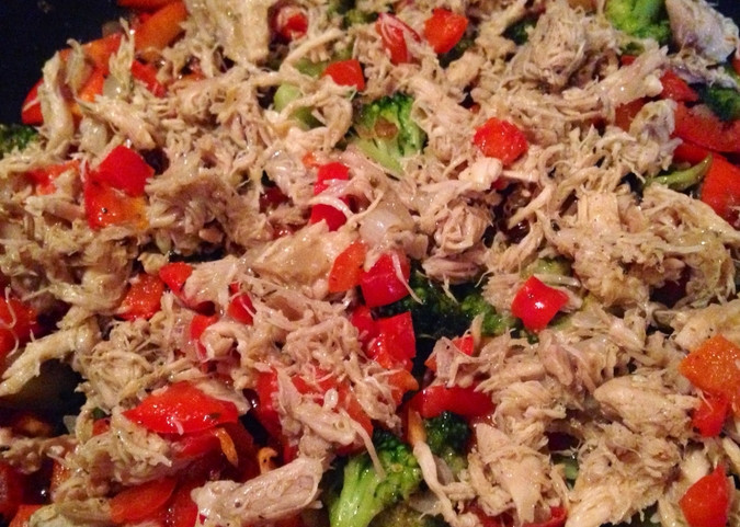 1. Этап. Грудка с брокколи в мультиварке: Кладем курицу. Жарим еще 4 минуты.