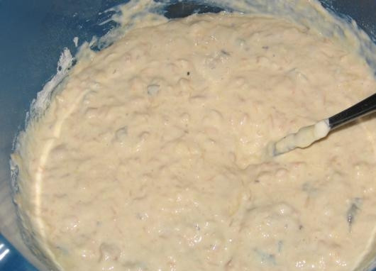 1. Этап. Быстрый рыбный пирог: Тщательно перемешайте все ингредиенты в миске. Посолите и поперчите по вкусу. Также можно добавить различные специи и пряности.