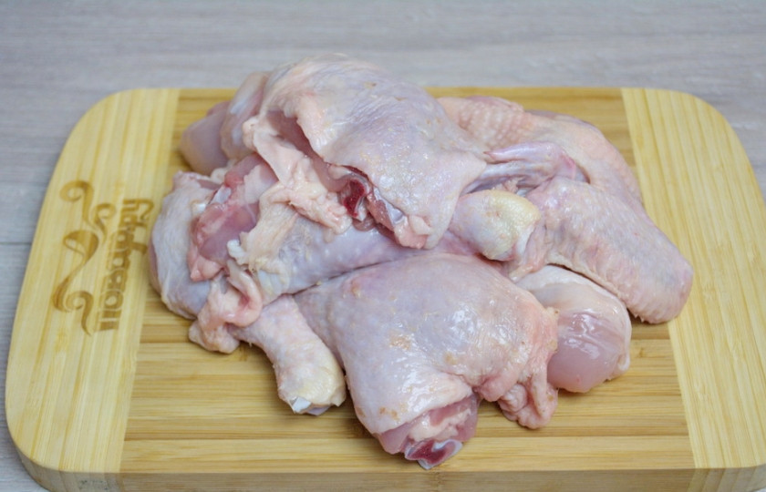 1. Этап. Классический сациви из курицы по-грузински: Куриное мясо разделываем на кусочки. Готовят сациви обычно из целой курицы, разделанной на части. Для приготовления сациви конечно можно взять только куриное филе или купить куриные ножки или бедрышки, но правильно готовить сациви из тушки курицы. Нарезанную курицу поместите в кастрюлю. Залейте кипятком (обязательно) так, чтобы курица полностью была покрыта водой, и варите час. Домашнюю курицу варим дольше.