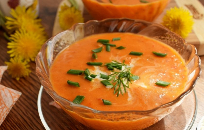 1. Этап. Супчик для души: Разлейте суп-пюре по тарелкам, добавьте кокосовое молоко, измельченный зеленый лук.