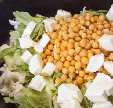 1. Этап. Цветная капуста с нутом и халуми: Разогреть духовку до 200С. В ёмкости для запекания соединить цветную капусту, лук, чеснок, халуми, а также нут.