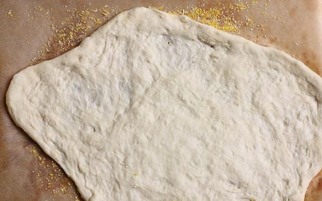 1. Этап. Пицца с ананасами: 4. Тесто раскатайте тонко (вовсе необязательно делать ровный круг, у него может быть любая форма, которая вам нравится).