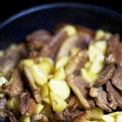 1. Этап. Тушеное мясо утки с яблоками: Хорошенько перемешиваем.