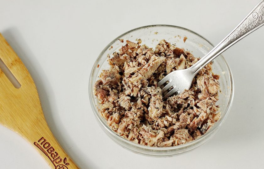 1. Этап. Салат Мимоза с грибами: Рыбу разомните вилкой, предварительно слив масло и удалив крупные косточки.