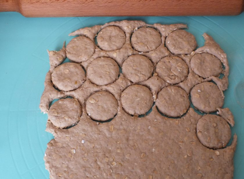 1. Этап. Печенье из яблок и бананов: Включите духовку на 170 градусов. Тесто раскатайте в пласт толщиной 0,5 см. и вырежьте печенье любой формы.