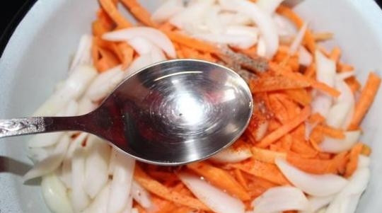 1. Этап. Курица Хе: Добавьте к овощам все приправы и соль. Перемешайте, а потом влейте уксусную эссенцию. В конце влейте раскалённое масло.