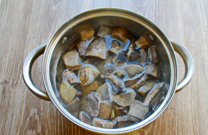 1. Этап. Маринад для подосиновиков: В кастрюлю влейте уксус и выложите промытые грибы, варите в течение 20 минут.