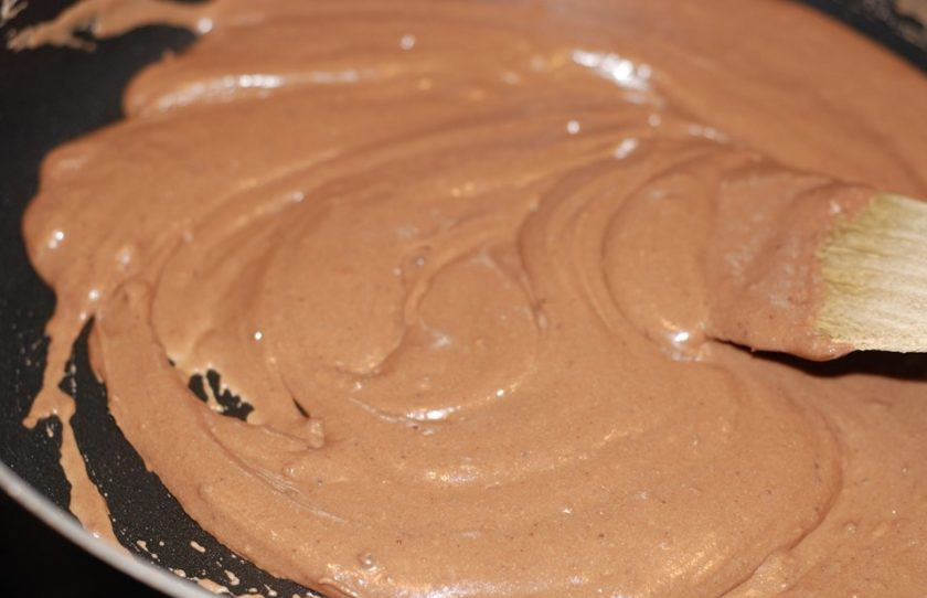 1. Этап. Шоколадная Педа (Индийские ириски): 3. Готовьте смесь до сгущения, пока не станет прилипать к краям сковороды.