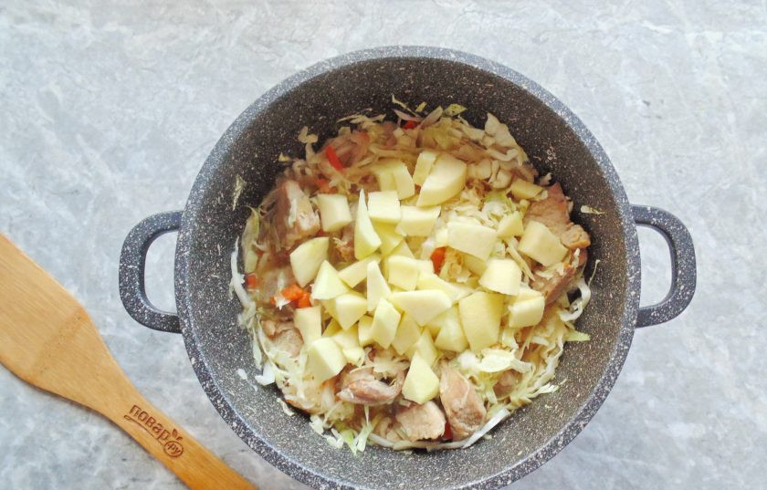 1. Этап. Мясо с капустой и яблоками: Яблоки вымойте, очистите, удалите семенную коробочку, нарежьте кубиком и добавьте в казан. Готовьте блюдо еще 5-6 минут и выключайте плиту.