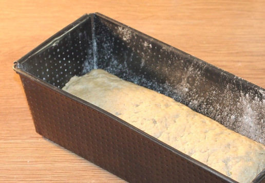 1. Этап. Домашний Курляндский хлеб: 11. Выпекать хлеб при температуре 230-250 С - 10 минут. Затем понизить температуру до 180 С и допекать хлеб минут 20 или до готовности. Удачной Вам выпечки! - На заметку ---------- Ржаное тесто сильно отличается от пшеничного. Кто пробовал смешать ржаную муку с водой, заметил, что полученная смесь очень пластичная, но совершенно не эластичная, как это бывает с тестом из пшеничной муки. Если замесить ржаное тесто на дрожжах, оно НЕ будет достаточно рыхлым и ароматным.