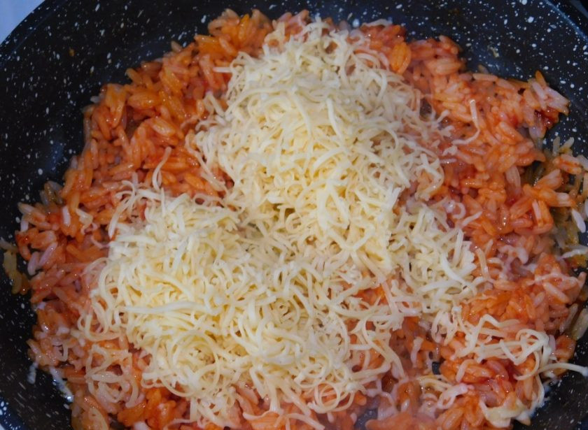1. Этап. Томатный рис с сыром: Горячий рис посыпьте тертым сыром и быстро перемешайте. Сыр должен расплавиться.