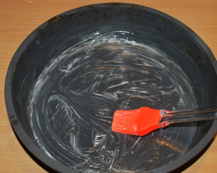 1. Этап. Сладкий пирог на скорую руку: Форму для запекания необходимо смазать маслом и желательно застелить дно пекарской бумагой.