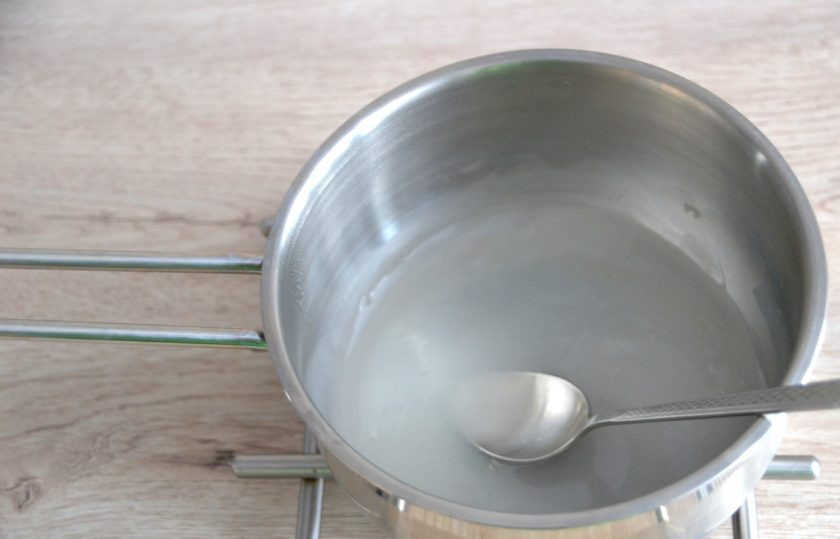 1. Этап. Батон на закваске: Перелейте смесь крахмала с водой в сотейник и нагрейте до загустения.