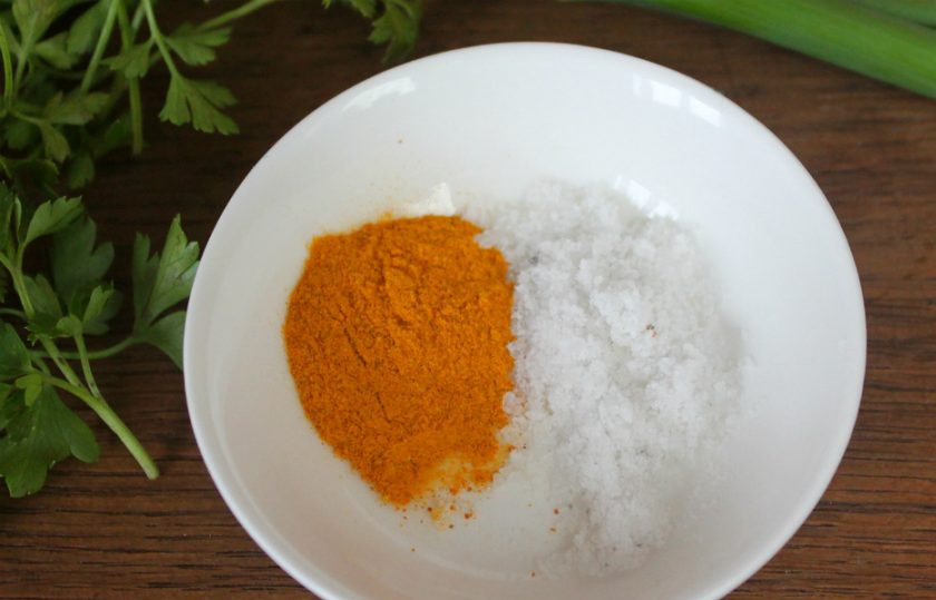 1. Этап. Куриный суп с куркумой: Насыпаем куркуму и соль.