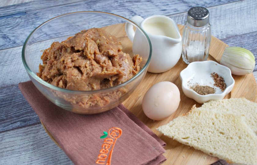 1. Этап. Шведские фрикадельки с кремовым соусом: Подготовьте необходимые продукты. Два вида фарша перемешайте. С хлеба срежьте жесткую корочку. Лук очистите.